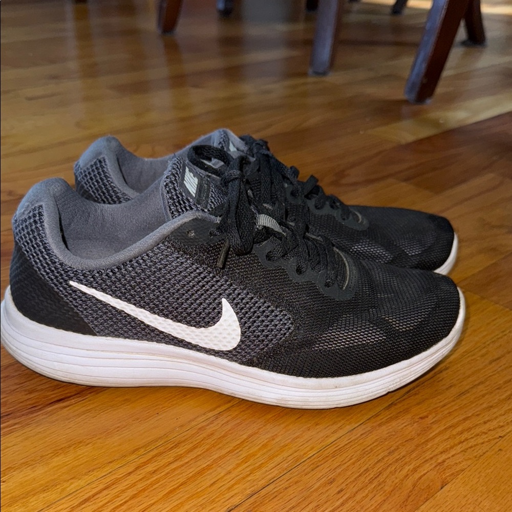 Nike women’s running sneaker size 8